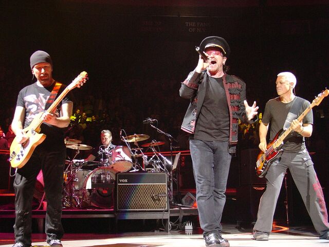 File:2005-11-21 U2 @ MSG by ZG.jpg