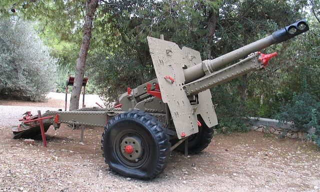 File:QF-25-pounder-beyt-hatotchan-2.jpg