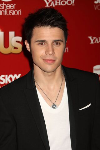 File:Kris+Allen+Weekly+Hot+Hollywood+2009+Arrivals+6XJKzinynoPx.jpg