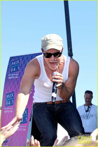 File:Kris-allen-petapalooza-performer-07.jpg