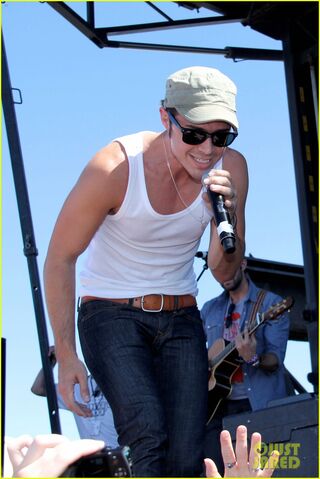 File:Kris-allen-petapalooza-performer-17.jpg