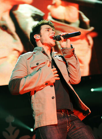 File:Kris+Allen+Z100+Jingle+Ball+2009+Show+RPvuHJ-W666x.jpg
