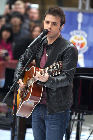 File:Kris+Allen+Kris+Allen+Adam+Lambert+TODAY+Show+Q-az39LLBpHx.jpg