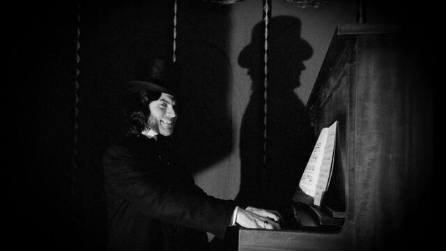 File:S04E03 Mordrake playing piano.jpg