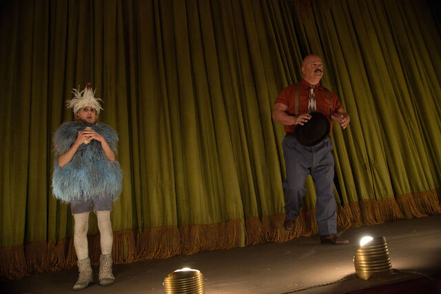 File:AHS-Freak-Show-Massacres-and-Matinees-4x02-promotional-picture-american-horror-story-37686704-2126-1417.jpg