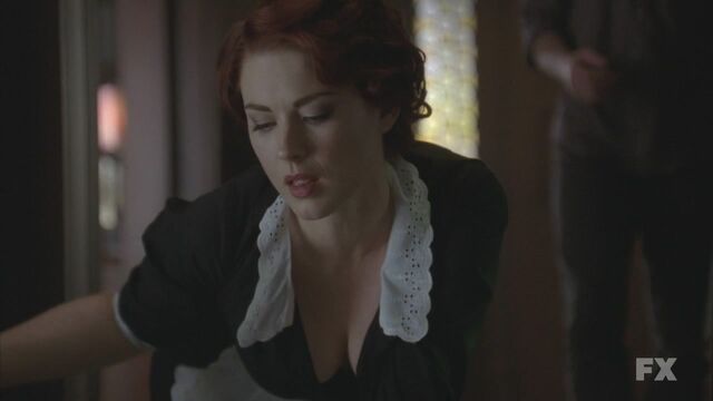 Datei:Moira-Alex-Breckenridge-american-horror-story-26314414-1280-720.jpg