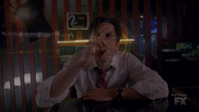5x08 Джон в баре Кортеза.png
