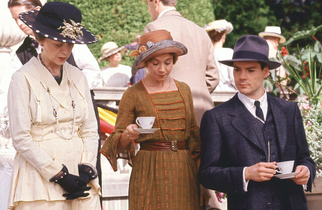 File:Anne and Gill coffee.jpg