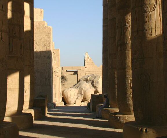 Файл:Ramesseum-Cour et Colosse.jpg