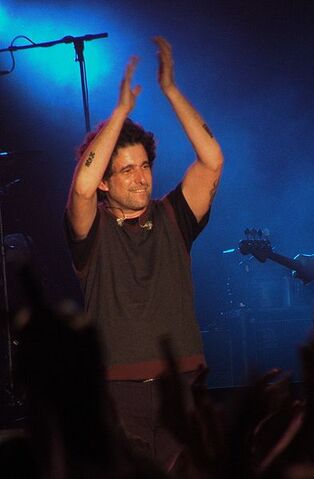 Archivo:Andrés Calamaro aplauso cropped.jpg