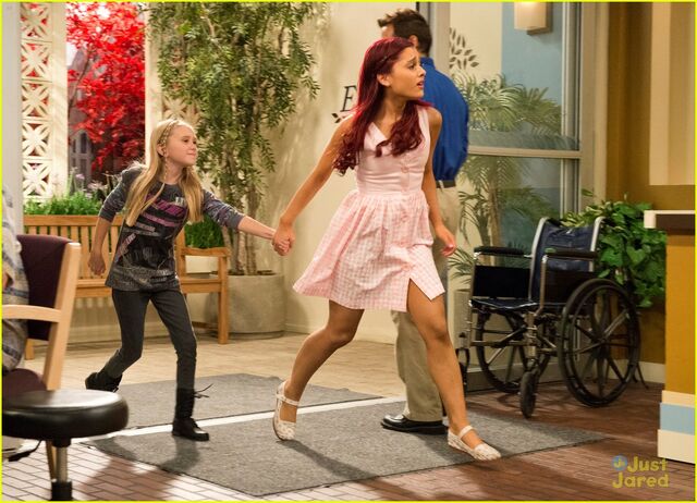 File:Ariana-grande-jennette-mccurdy-sam-cat-pilot-pics-10.jpg