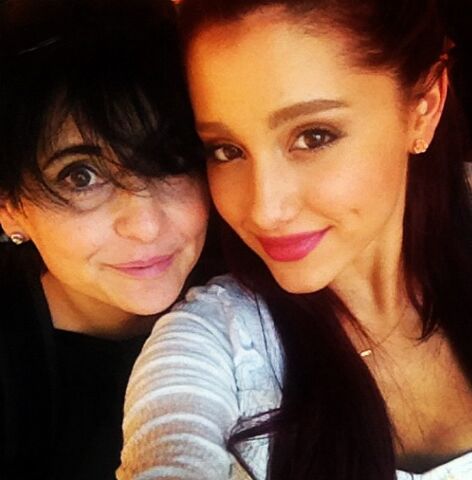 File:Ariana with her mom shopping - April 21, 2012.jpg