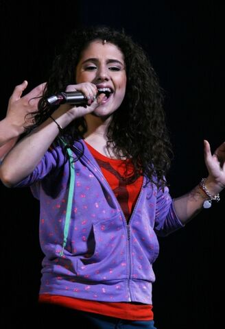 File:Ariana-performing-broadway-13.jpg