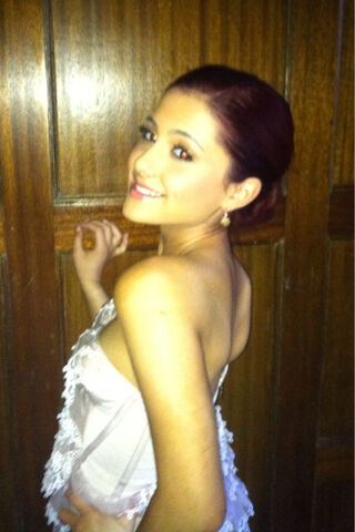 File:April 3, 2011 ariana going to a party.jpg