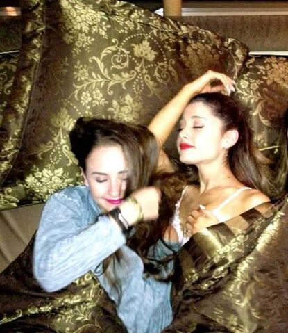File:Alexa&ariana09.jpg