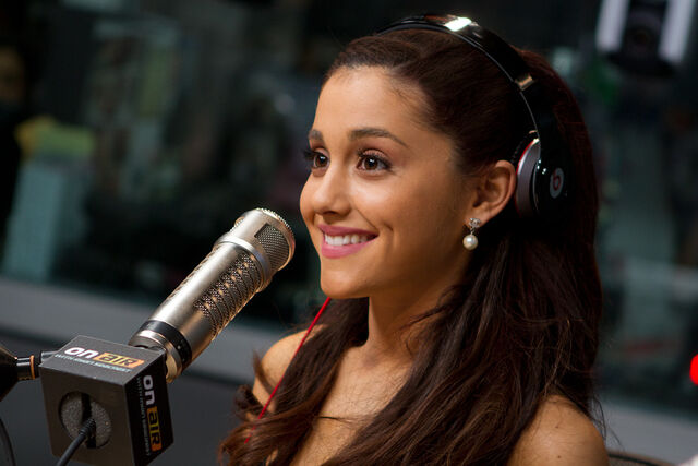 File:Ariana-grande-032513-900-600.jpg