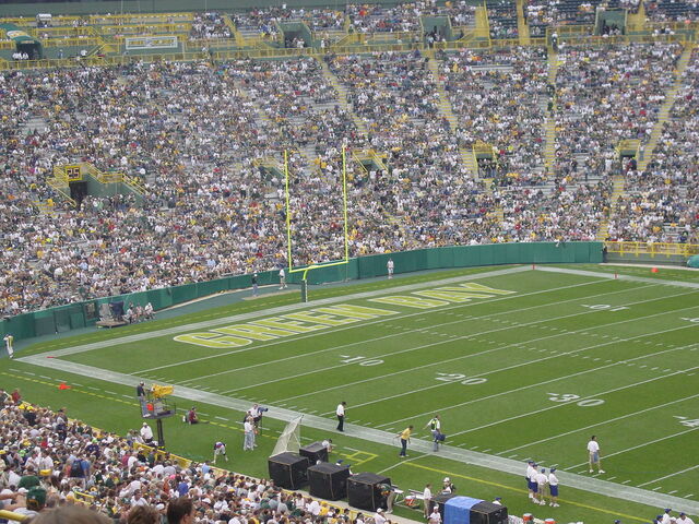 File:Lambeau Field-1195802344-533.jpg
