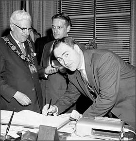File:RedKellyCityHall.jpg