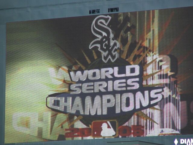 File:U.S. Cellular Field-1195687533-45.jpg