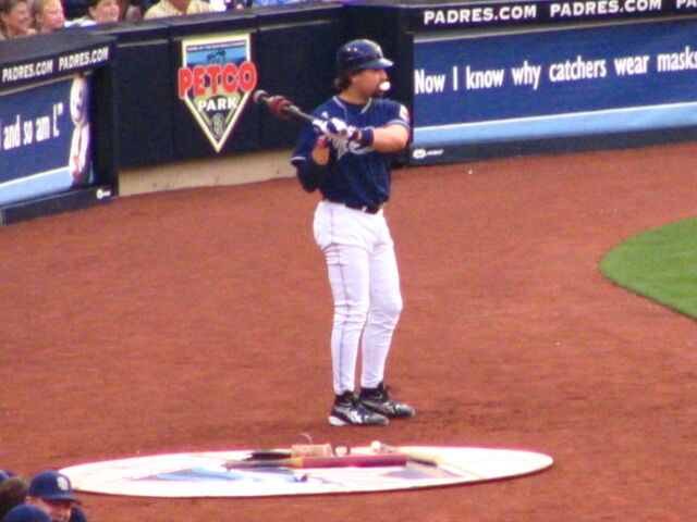 File:Mike Piazza-1194916027-214.jpg