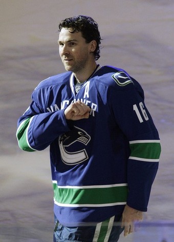 File:Linden handtohisheart.jpg
