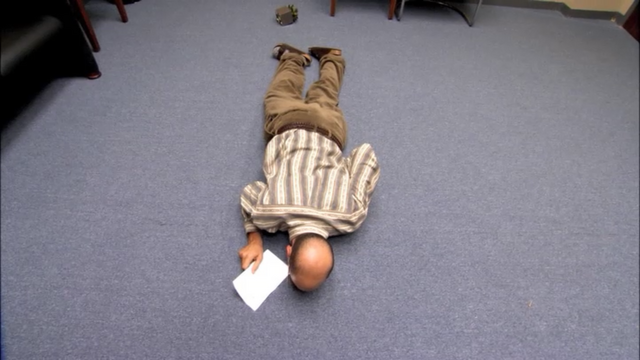 File:1x02 Top Banana (27).png