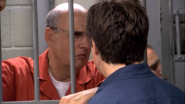 File:1x02 Top Banana (33).png