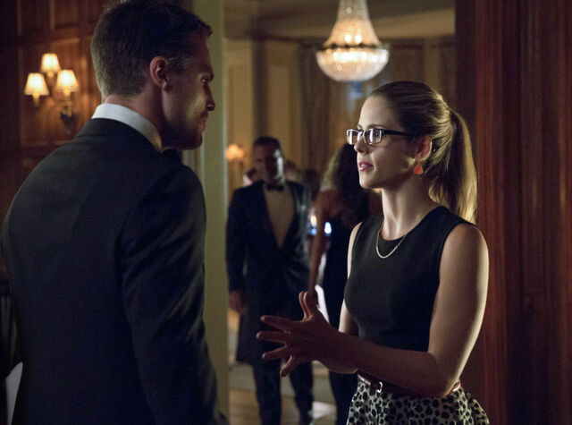 Fichier:Arrow-saison-2-episode-4-crucible-felicity.jpg