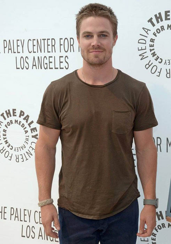 Fichier:Stephen Amell.png
