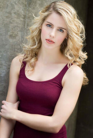 Fichier:Emily Bett Rickards.jpg