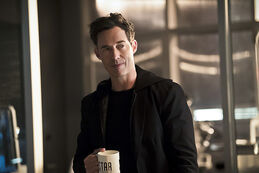 Harrison Wells (Terre 2) (38 Ko) Harrison Wells (Terre 2)