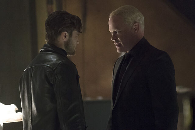 Datei:Arrow 4x02.jpg