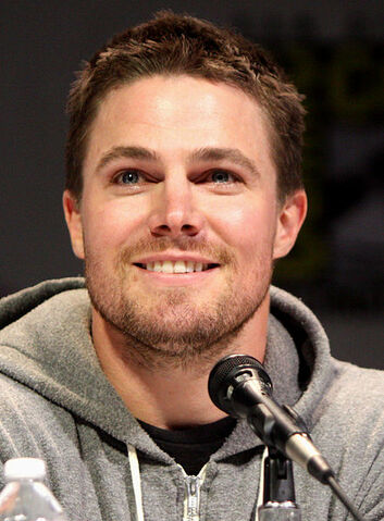 Arquivo:Stephen Amell.jpg