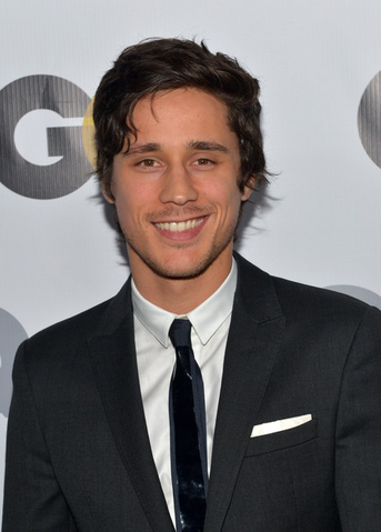 File:Peter Gadiot.png