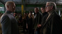 Damien Darhk frente al equipo de Rip Hunter en 1975