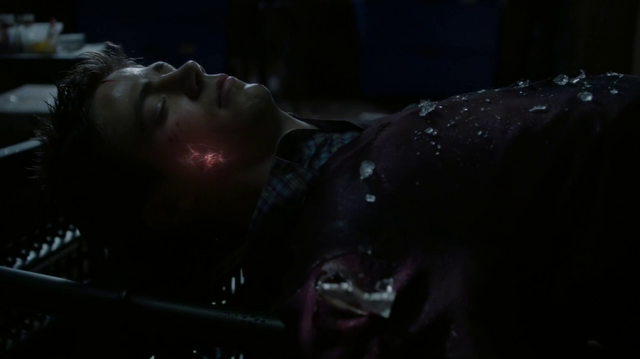 Arquivo:Ondas vermelhas percorrem Barry Allen.png