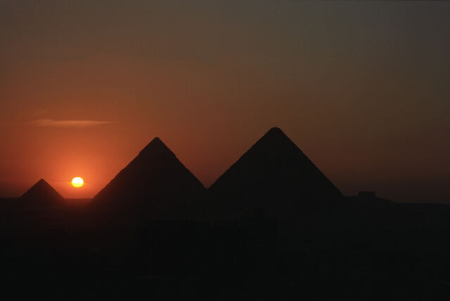 File:Great-Pyramid-of-Giza-at-Night.jpg