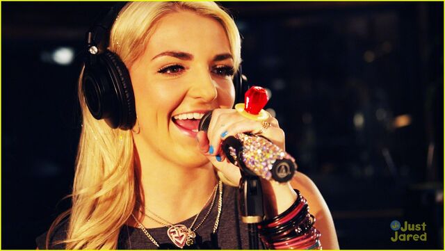 Archivo:R5-rock-that-rock-with-ring-pop-02.jpg