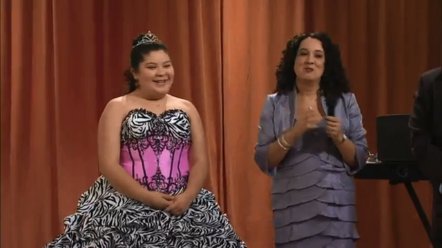 Archivo:Trish and Mrs. De La Rosa.png
