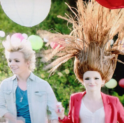 Archivo:575x572xbella-thorne-ross-lynch-danimals-commercial-jan-10-2013-1.jpg.pagespeed.ic.TvGMBsffGT.jpg