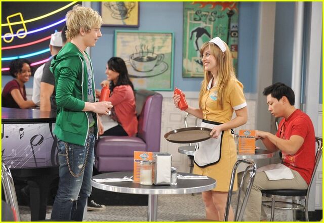 Archivo:Austin-ally-diner-dater-06.jpg
