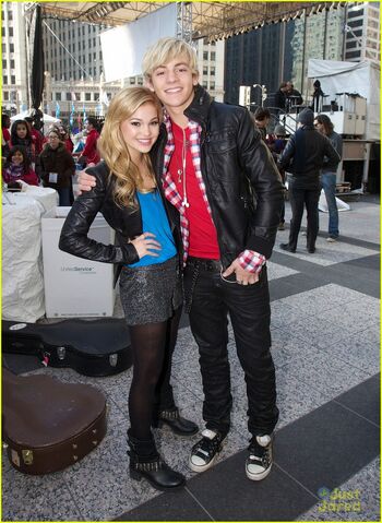 Archivo:Olivia-holt-ross-lynch-mag-mile-chicago-05.jpg