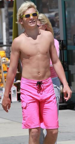 File:Ross-Lynch-body-shirtless.jpg