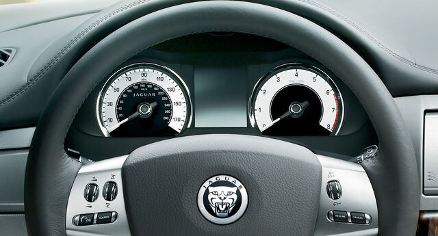 File:22-jaguar-xf.jpg