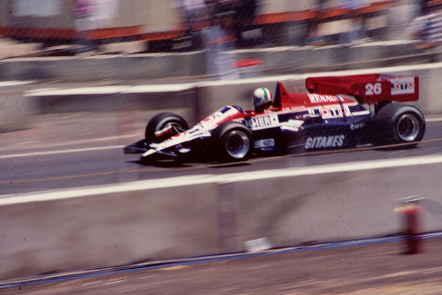 File:Andrea de Cesaris 1984 Dallas.jpg