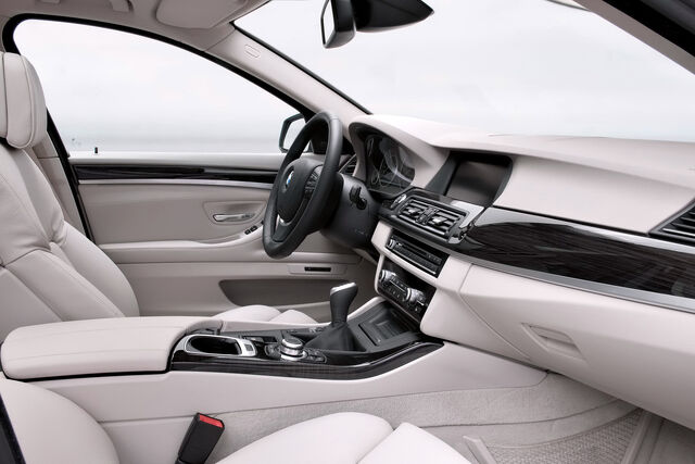 File:2011-BMW-5-Series-Touring-48.jpg