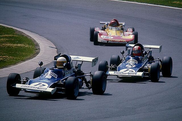 File:1975-07-12 Formel Super V Nr. 17 u. 13 = Kaimann, Nr. 39 Lola T 320.jpg