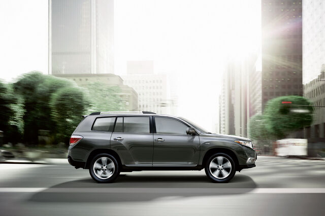 File:2011-Toyota-Highlander-Carscoop-14.jpg