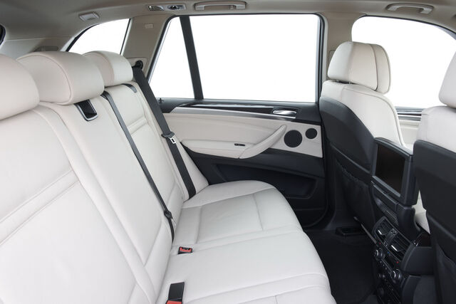 File:2011-BMW-X5-141.jpg