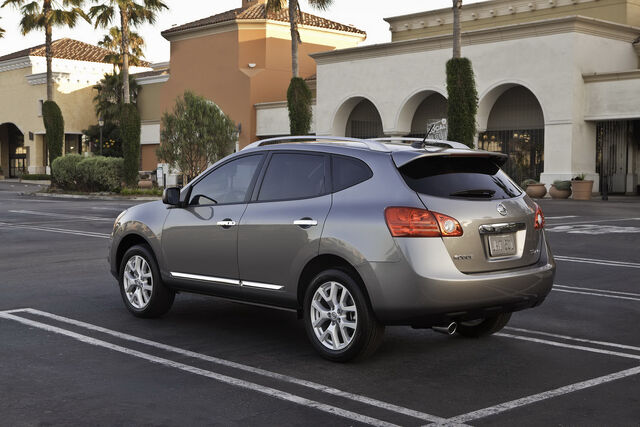File:2011-Nissan-Rofue-FL-143.jpg